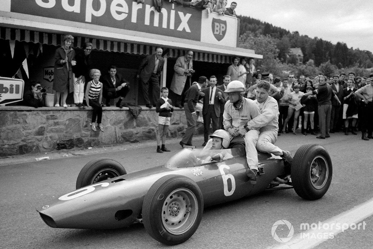 Giancarlo Baghetti, BRM P57 gives a lift to Phil Hill, Cooper and Andre Pilette, Scirocco