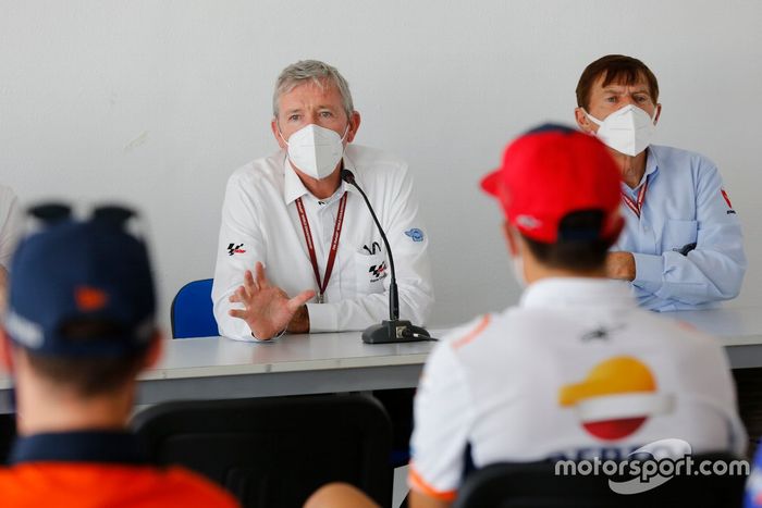 El director de carrera Mike Webb con comisarios FIM MotoGP y representantes