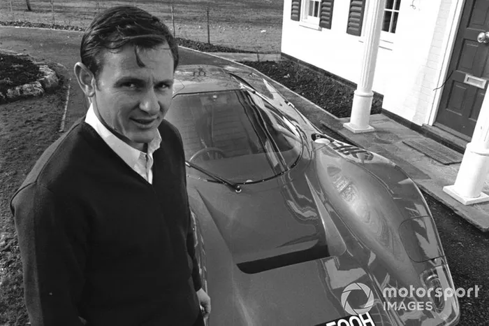 Bruce McLaren con el Mclaren M6GT