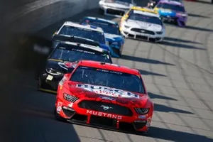 Kevin Harvick, Stewart-Haas Racing, Ford Mustang Busch Light Apple, Alex Bowman, Hendrick Motorsports, Chevrolet Camaro ChevyGoods.com/Adam's Polishes 