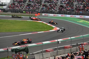 Max Verstappen, Red Bull Racing RB14 voor Lewis Hamilton, Mercedes-AMG F1 W09 