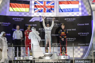 Bradley Lord, hoofd communicatie Mercedes-Benz Motorsport, Sebastian Vettel, Ferrari, Lewis Hamilton, Mercedes AMG F1, Max Verstappen, Red Bull Racing, op het podium