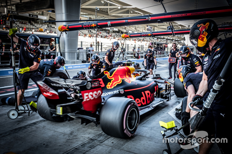 Max Verstappen, Red Bull Racing RB14, pits