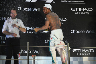 Lewis Hamilton, Mercedes AMG F1 asperge Bradley Lord, directeur de la communication de Mercedes, sur le podium