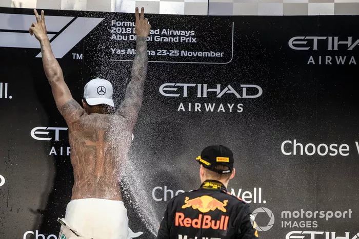 Podio: ganador de la carrera Lewis Hamilton, Mercedes AMG F1 y tercer lugar Max Verstappen, Red Bull Racing celebran