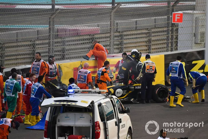 L'équipe médicale et les commissaires viennent en aident à Nico Hulkenberg, Renault Sport F1 Team R.S. 18 après son accident du premier tour
