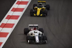 Marcus Ericsson, Sauber C37 et Nico Hulkenberg, Renault Sport F1 Team R.S. 18 