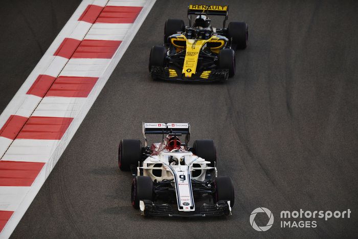 Marcus Ericsson, Sauber C37 y Nico Hulkenberg, Renault Sport F1 Team R.S. 18 