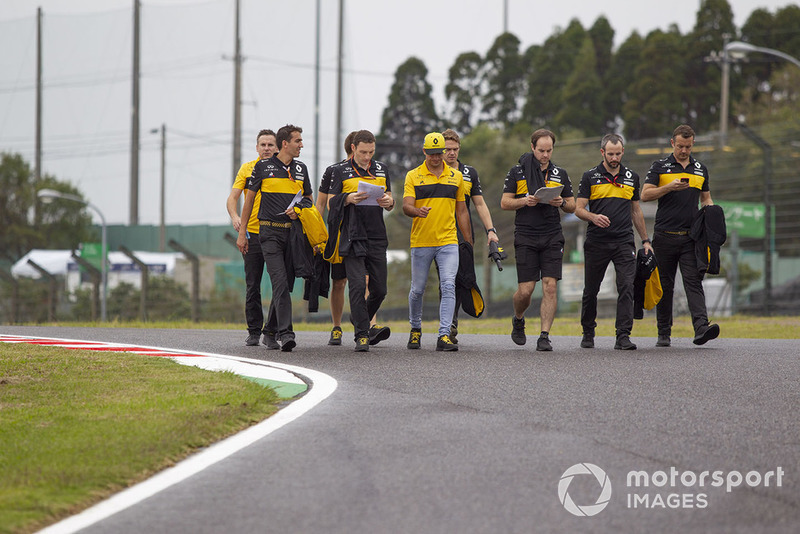 Carlos Sainz Jr., Renault Sport F1 Team camina por el circuito