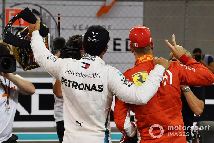Ganador de la pole Lewis Hamilton, Mercedes AMG F1 y tercero Sebastian Vettel, Ferrari en Parc Ferme