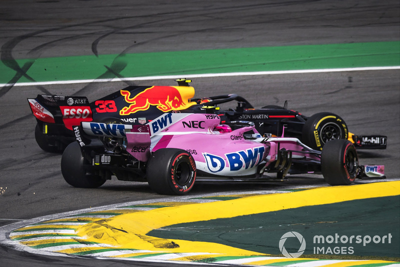Le vainqueur Max Verstappen, Red Bull Racing RB14 percute Esteban Ocon, Racing Point Force India VJM11