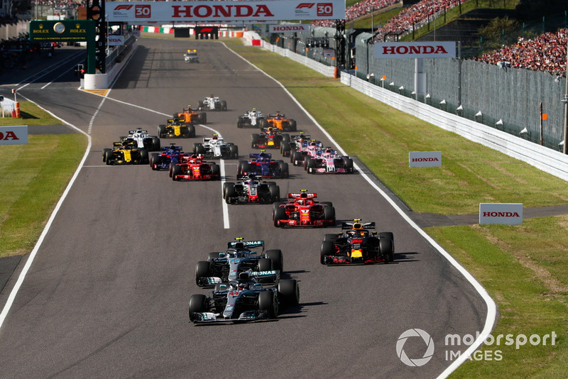 Lewis Hamilton, Mercedes AMG F1 W09, precede Valtteri Bottas, Mercedes AMG F1 W09, Max Verstappen, Red Bull Racing RB14, Kimi Raikkonen, Ferrari SF71H, Romain Grosjean, Haas F1 Team VF-18, alla partenza