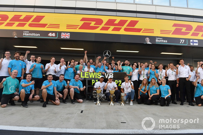Ünneplés a garázs előt - Szocsi - Orosz Nagydíj - F1 2018