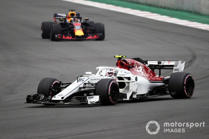 Charles Leclerc, Sauber C37 y Daniel Ricciardo, Red Bull Racing RB14 