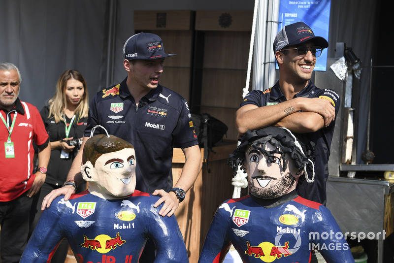 Max Verstappen, Red Bull Racing y Daniel Ricciardo, Red Bull Racing le pegan a su piñata