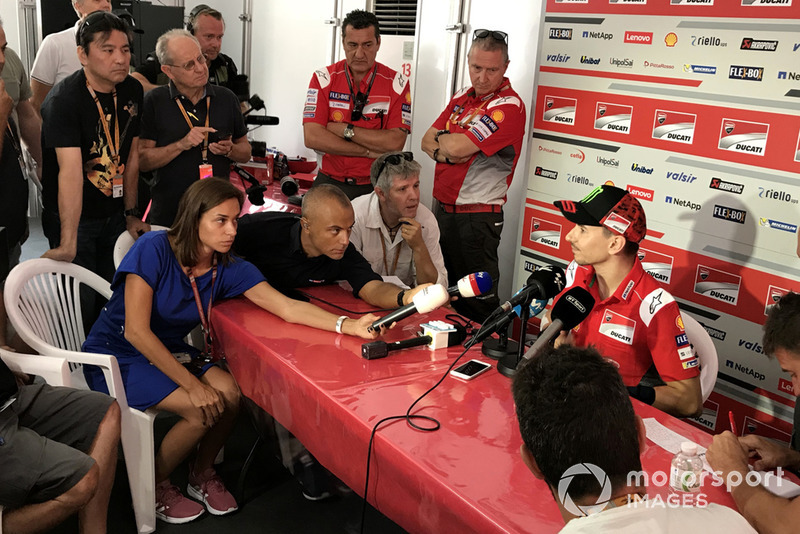 Jorge Lorenzo, Ducati Team, infortunato dopo la caduta