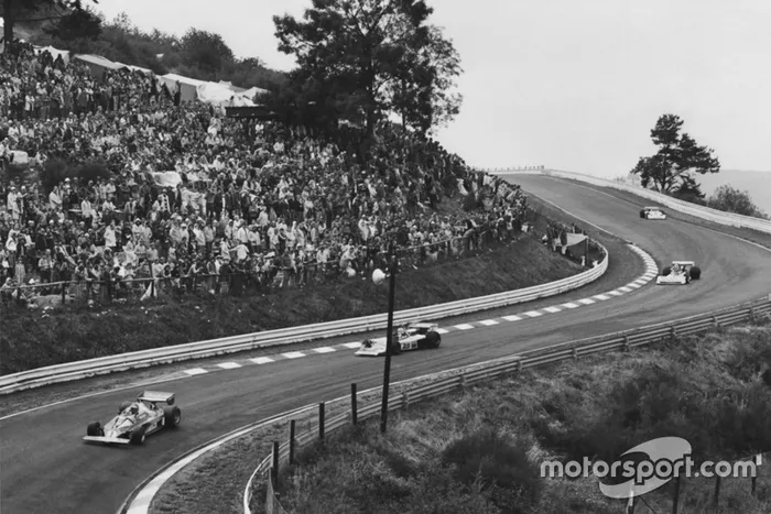 Niki Lauda, Ferrari 312T2, Guy Edwards, Hesketh 308D-Ford, Brett Lunger, Surtees TS19-Ford, y Harald Ertl, Hesketh-Ford 308D