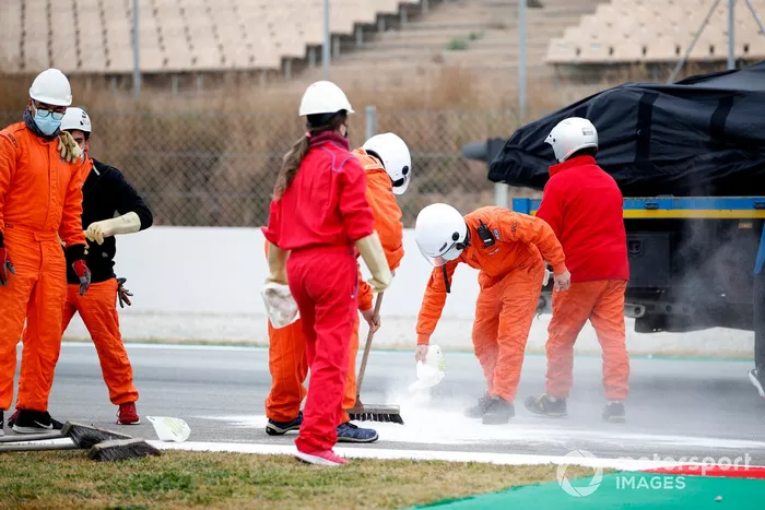 Marshals después del problema técnico de Fernando Alonso, Alpine F1 Team