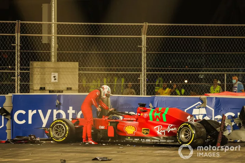 Charles Leclerc, Ferrari SF21, dopo l'incidente nelle FP2