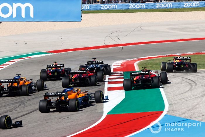 Lewis Hamilton, Mercedes W12, Max Verstappen, Red Bull Racing RB16B, Sergio Pérez, Red Bull Racing RB16B, Charles Leclerc, Ferrari SF21, Carlos Sainz Jr., Ferrari SF21, Daniel Ricciardo, McLaren MCL35M, y Lando Norris, McLaren MCL35M, en la salida