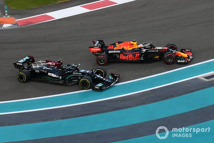 Max Verstappen, Red Bull Racing RB16B, lucha con Lewis Hamilton, Mercedes W12
