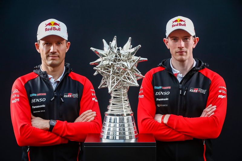 Sébastien Ogier, Toyota Gazoo Racing WRT, Elfyn Evans, Toyota Gazoo Racing WRT con el trofeo del Campeonato del WRC
