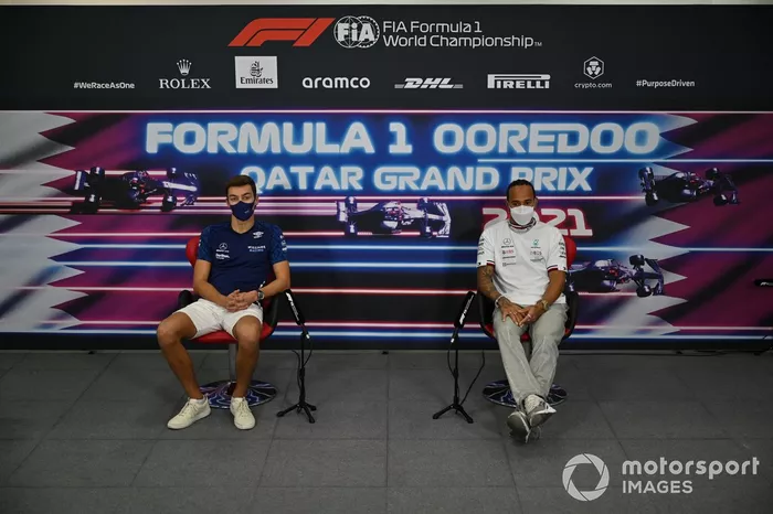 George Russell, de Williams, y Lewis Hamilton, de Mercedes, en la rueda de prensa 