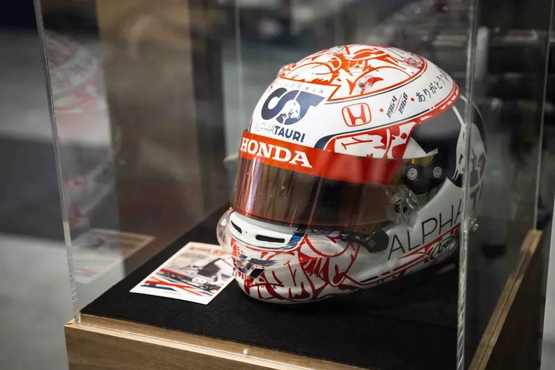 Yuki Tsunoda's special helmet for F1 2021 Abu Dhabi GP