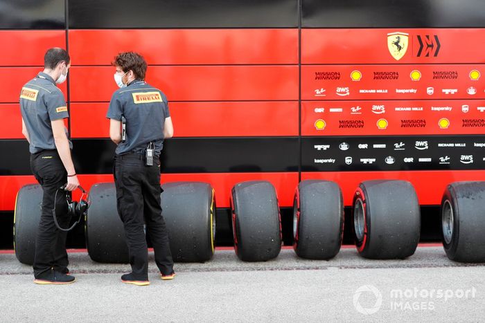 Los técnicos de Pirelli con algunos neumáticos