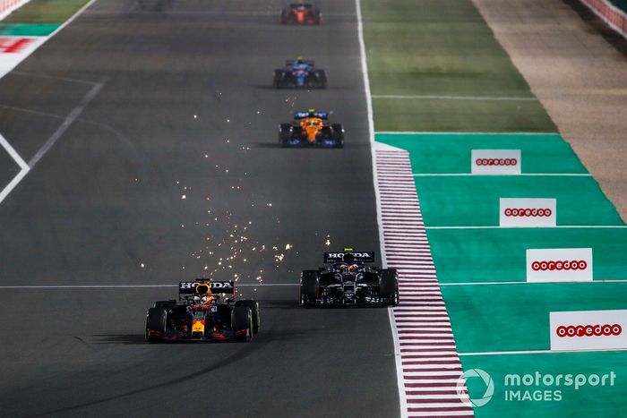 Max Verstappen, Red Bull Racing RB16B, pasa a Pierre Gasly, AlphaTauri AT02