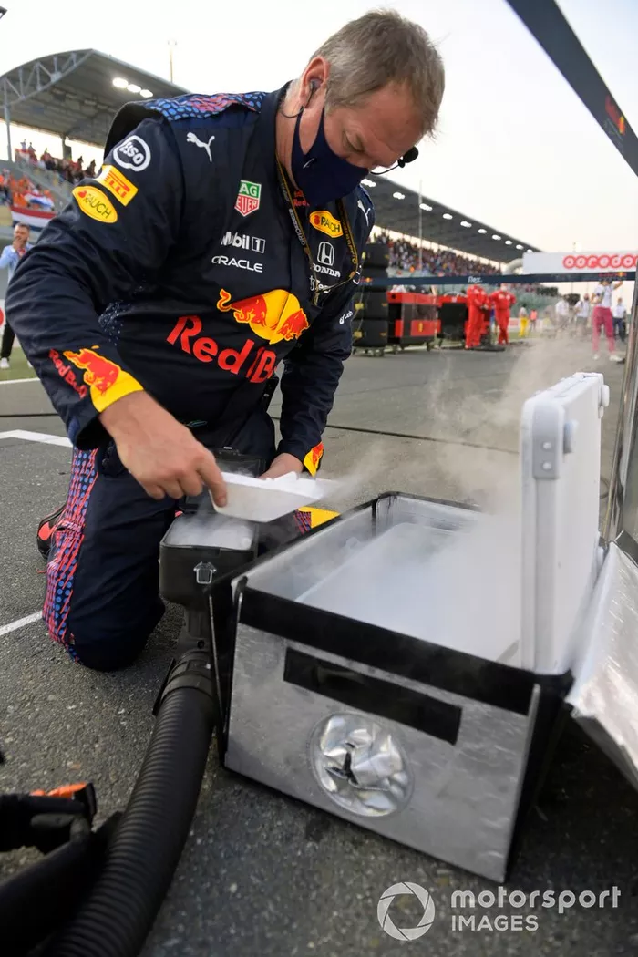 Un mecánico de Red Bull antes de la carrera
