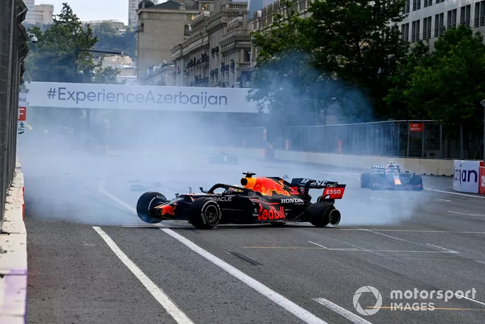 Choque de Max Verstappen, Red Bull Racing que se retira tras un pinchazo en un neumático