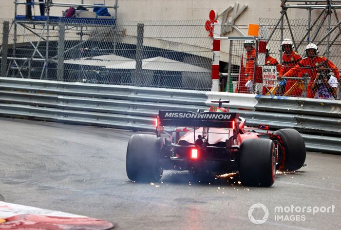 Charles Leclerc, Ferrari SF21 con daños después de tocar la barrera