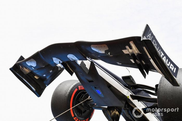 El coche dañado de Yuki Tsunoda, AlphaTauri AT02, es retirado