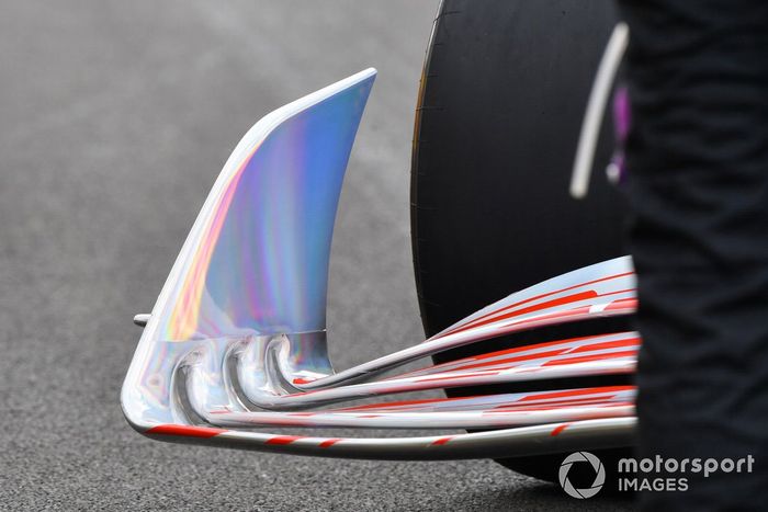 Detalle del alerón delantero del coche de Fórmula 1 2022