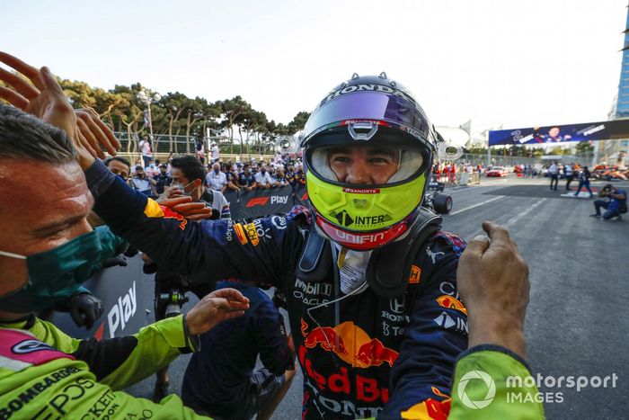 Ganador Sergio Pérez, Red Bull Racing, celebra en Parc Ferme