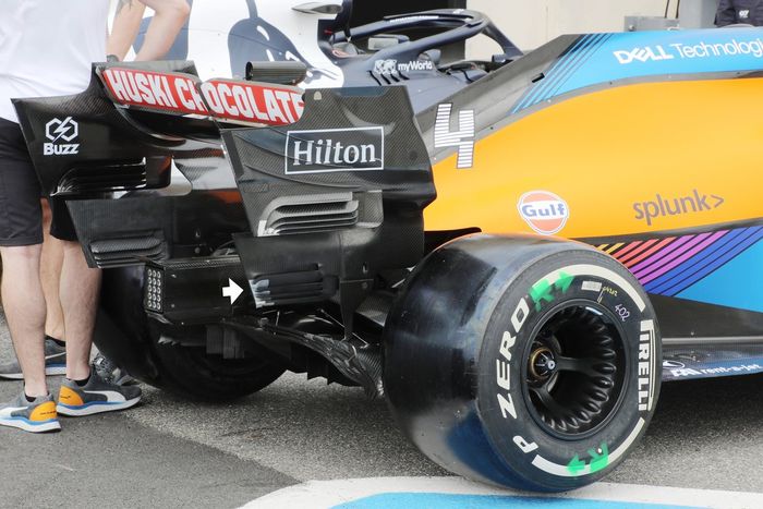 Detalle el endplate trasero del McLaren MCL35M
