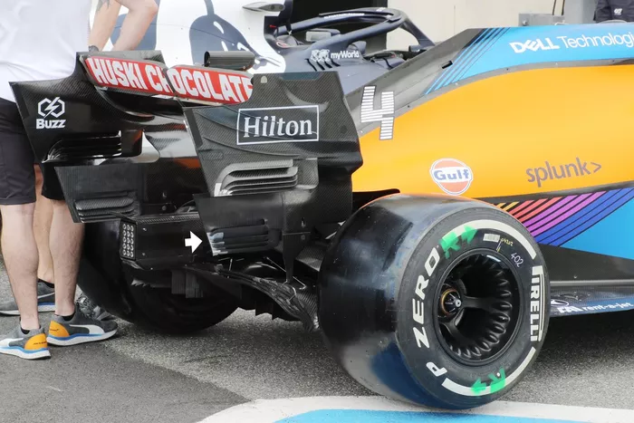 Detalle el endplate trasero del McLaren MCL35M