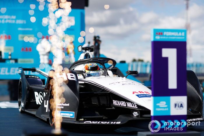 Ganador Edoardo Mortara, Venturi Racing, Silver Arrow 02, llega al podio