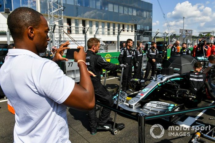 El actor Antony Mackie en la parrilla