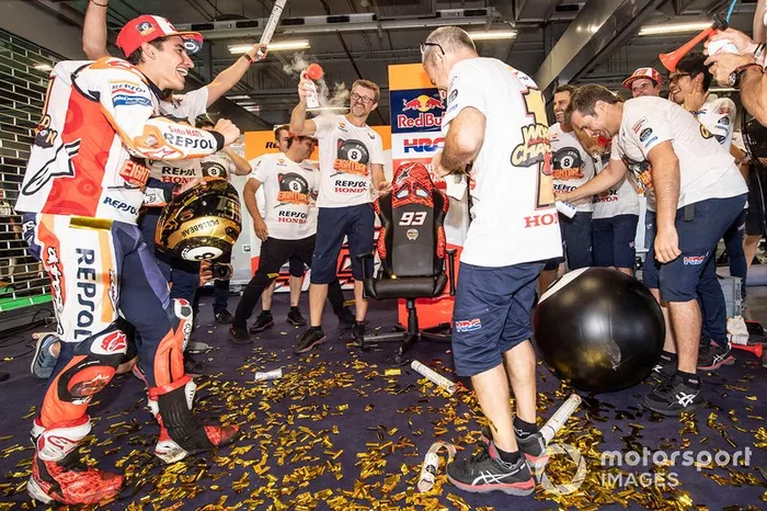 Campeón del mundo Marc Márquez, Repsol Honda Team celebra con el equipo