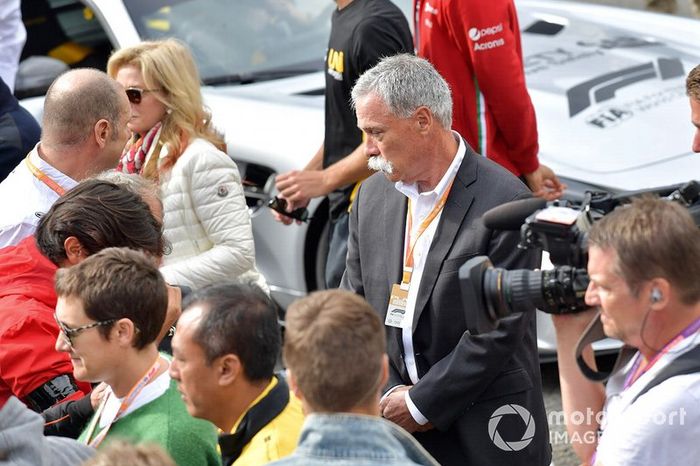 Chase Carey, Presidente de la Fórmula 1, en la parrilla para el memorial de Anthoine Hubert