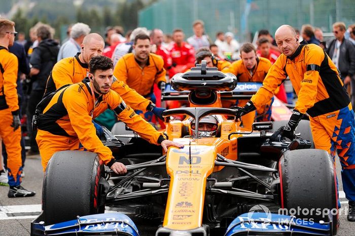 Carlos Sainz Jr., McLaren, sulla griglia