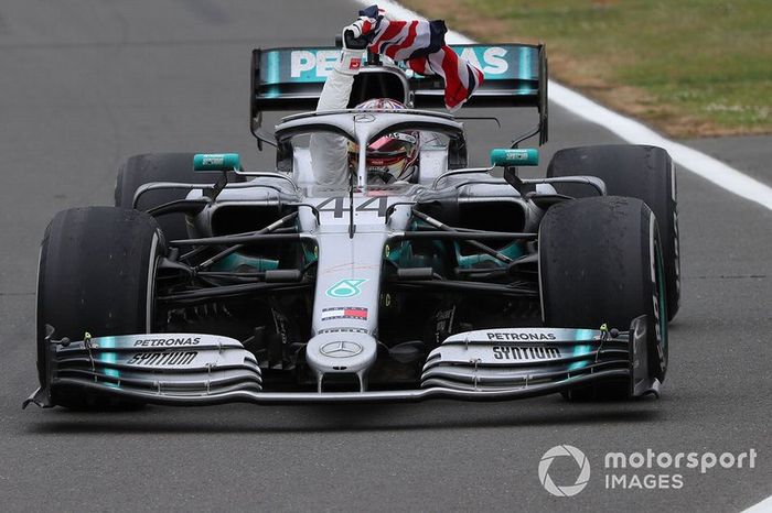 Hamilton celebra una nueva victoria