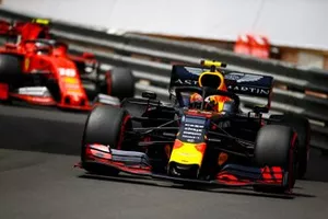 Pierre Gasly, Red Bull Racing RB15, devant Charles Leclerc, Ferrari SF90