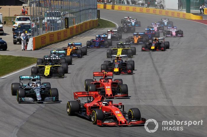 Sebastian Vettel, Ferrari SF90, por delante de Lewis Hamilton, Mercedes AMG F1 W10, Charles Leclerc, Ferrari SF90, Daniel Ricciardo, Renault R.S.19, Pierre Gasly, Red Bull Racing RB15, Valtteri Bottas, Mercedes AMG W10, Nico Hulkenberg, Renault R.S. 19, y el resto de la parrilla en la salida