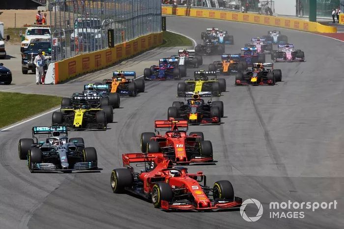 Sebastian Vettel, Ferrari SF90, por delante de Lewis Hamilton, Mercedes AMG F1 W10, Charles Leclerc, Ferrari SF90, Daniel Ricciardo, Renault R.S.19, Pierre Gasly, Red Bull Racing RB15, Valtteri Bottas, Mercedes AMG W10, Nico Hulkenberg, Renault R.S. 19, y el resto de la parrilla en la salida