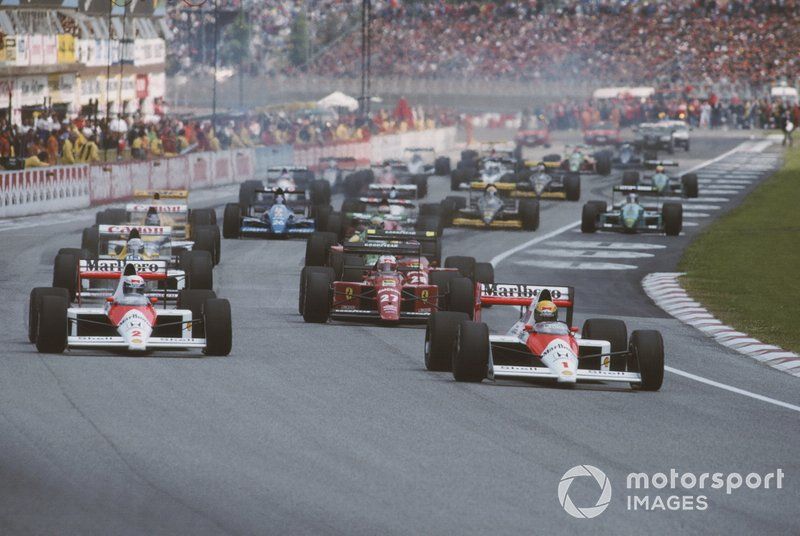 Ayrton Senna, McLaren MP4-5, por delante de Alain Prost, McLaren, Nigel Mansell, Ferrari 640, Riccardo Patrese Williams FW12C, Gerhard Berger, Ferrari 640 y el resto del grupo en la salida.