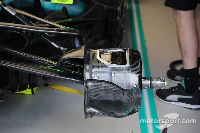Technisch detail van montage voorwiel Mercedes
