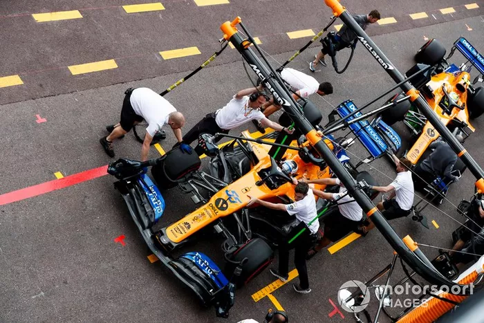 Carlos Sainz Jr., McLaren MCL34 y Lando Norris, McLaren MCL34 